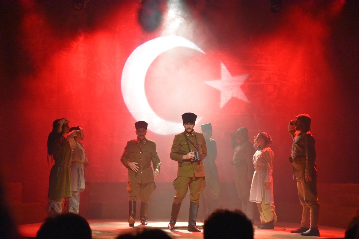 Milli Eğitim Bakanlığı tarafından hazırlanan Cumhuriyet'e Doğru tiyatro oyunu sahnelendi