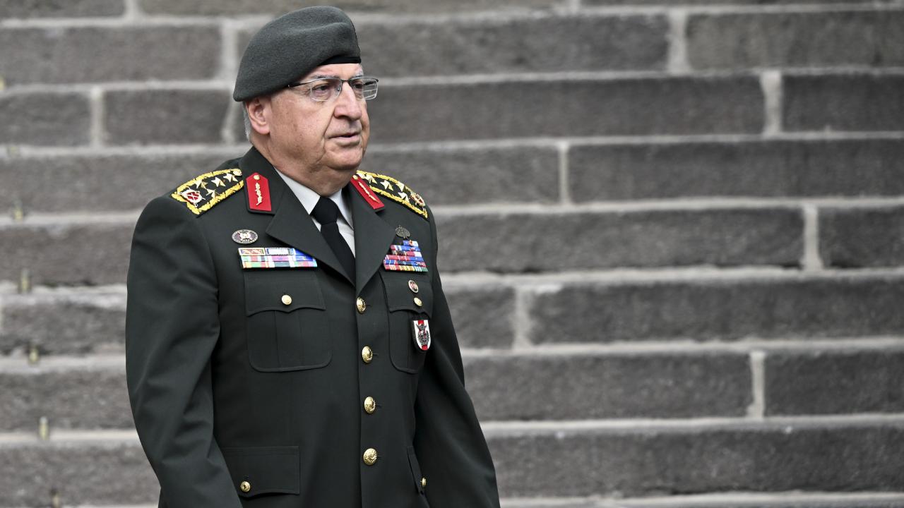 Milli Savunma Bakanı Yaşar Güler 6'ncı Kolordu Komutanlığı'nı ziyaret etti