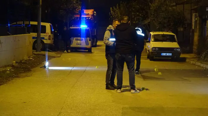 Adana'nın Ceyhan ilçesinde baba ve oğul evlerinin önünde silahlı saldırıya uğradı