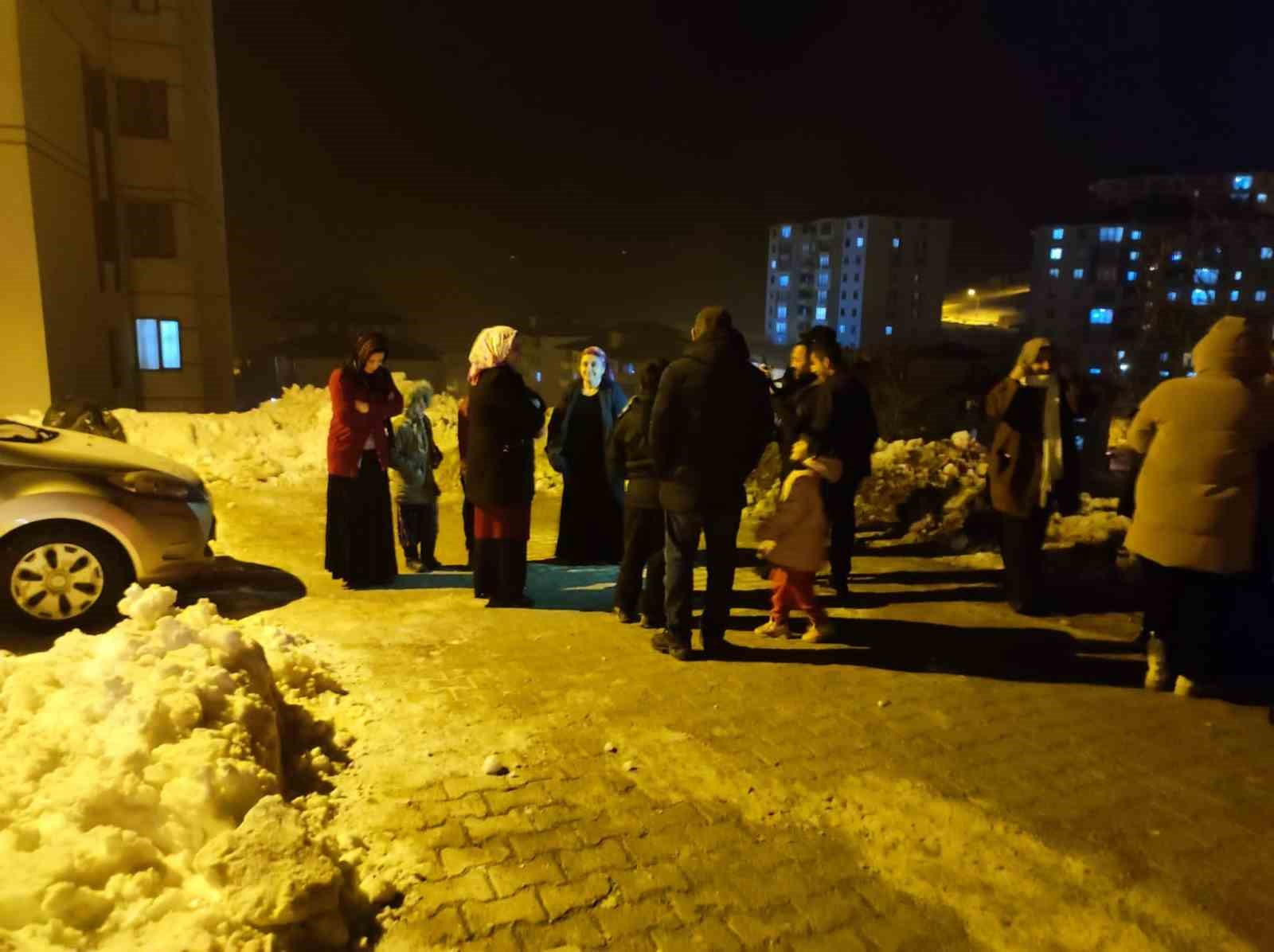 Hakkari yüksekova'da peş peşe depremler Vatandaşlar dışarıda ateş yakıp bekliyor